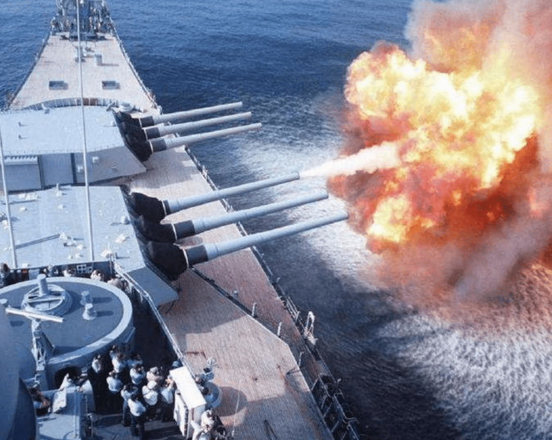 為什么岸炮打不過艦炮，深度解析背后的原因，岸炮與艦炮的較量，解析背后的原因與差異