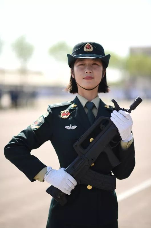國(guó)慶閱兵最美女兵，榮光背后的堅(jiān)韌與毅力