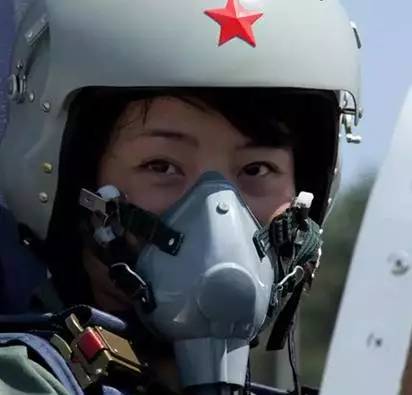 揭秘殲-10女飛行員犧牲真相，英雄背后的故事令人動容，揭秘殲-10女飛行員犧牲真相，英雄背后的感人故事