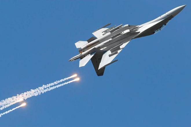 殲-16與F-16，空中對決的能力對比，殲-16與F-16空中對決能力對比解析