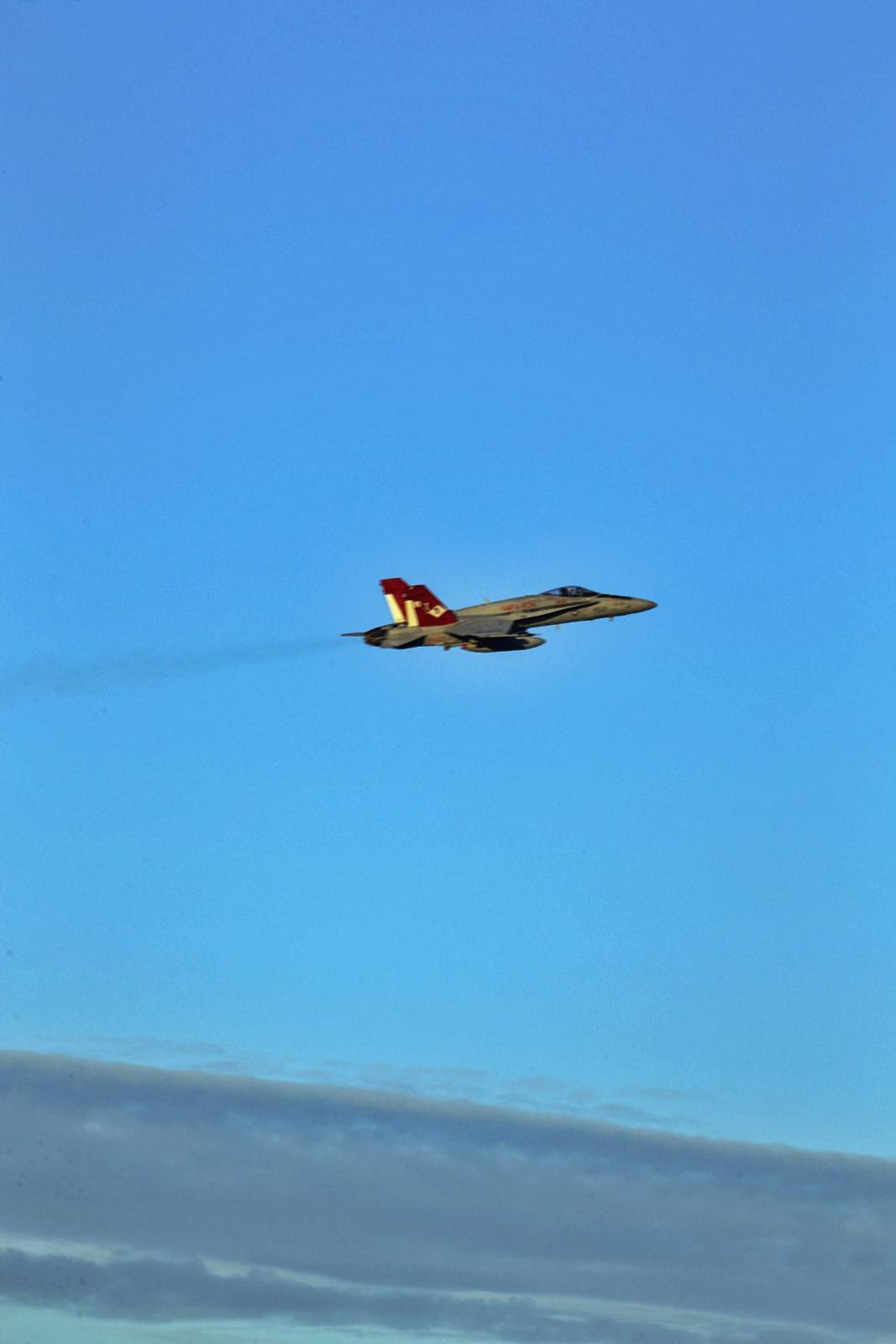 揭秘F-18戰(zhàn)斗機(jī)的卓越性能與傳奇歷程，F(xiàn)-18戰(zhàn)斗機(jī)的卓越性能與傳奇歷程揭秘