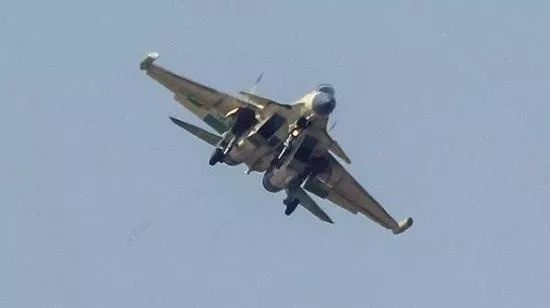 殲-15D，中國(guó)新一代艦載戰(zhàn)斗機(jī)的獨(dú)特優(yōu)勢(shì)與未來(lái)發(fā)展，殲-15D艦載戰(zhàn)斗機(jī)，獨(dú)特優(yōu)勢(shì)與未來(lái)展望